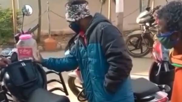 என்னயவே கடிச்சுட்டியா.. கட்டுவிரியன் பாம்பை வைத்து விவசாயி செய்த வேற லெவல் சம்பவம் 