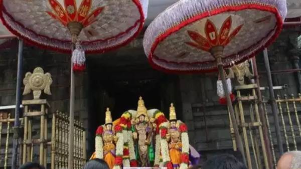 டிக்கெட் வாங்க கூடிய பக்தர்கள்