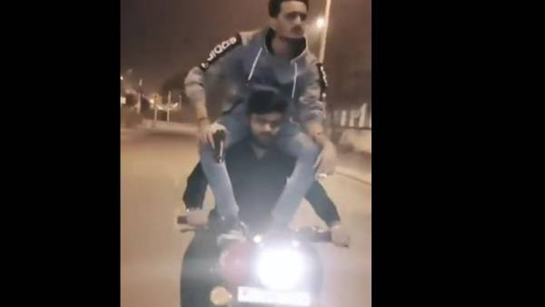 மன்னிப்பு கேட்ட இளைஞர்கள்