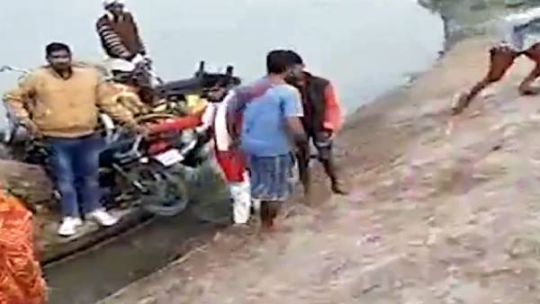 மரத்தில் ஏறிய இளைஞர்