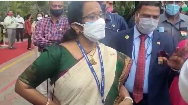 எழுந்து நிற்காத ஆர்பிஐ அதிகாரிகள்