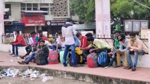 மீண்டும் திரும்பிய 2020 வரலாறு.. முடங்கிய திருப்பூர்.. உணவு இல்லாமல் தவிக்கும் தொழிலாளர்கள் 