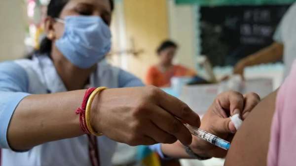 Omicron: மனிதர்களை காக்க இயற்கையே அனுப்பிய வேக்சினா இது? டாப் நிபுணர்கள் உடைக்கும் பின்னணி! 