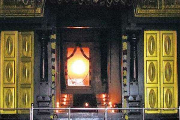 ஆறு முறை ஜோதி தரிசனம்