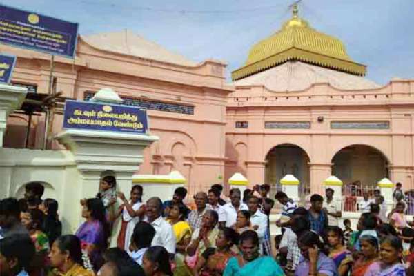 தடையை மீறி குவிந்த பக்தர்கள்