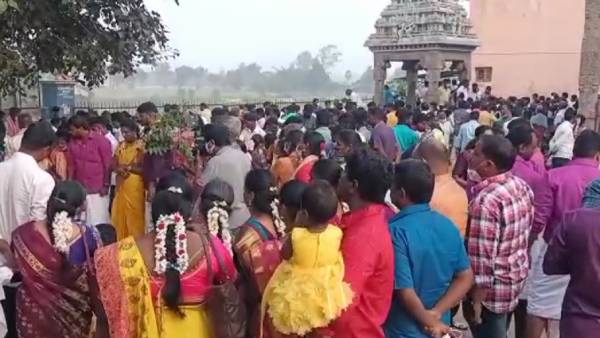 சாலையில் திருமணம்