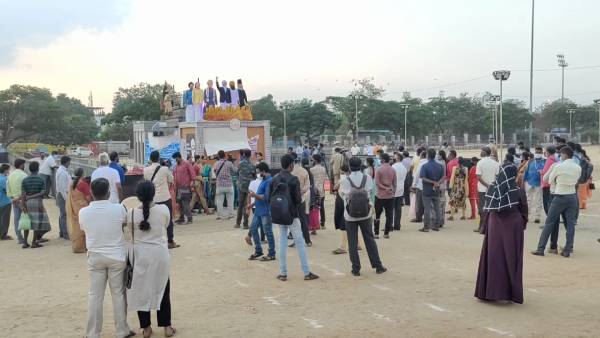 மதுரையில் வீரத்தாய் வேலுநாச்சியார், மருதிருவர்