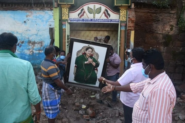 ஆக்கிரமித்து கட்டப்பட்ட ஜெ.கோவில் இடிப்பு