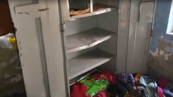 பீரோவில் பிணமாக இருந்தான்