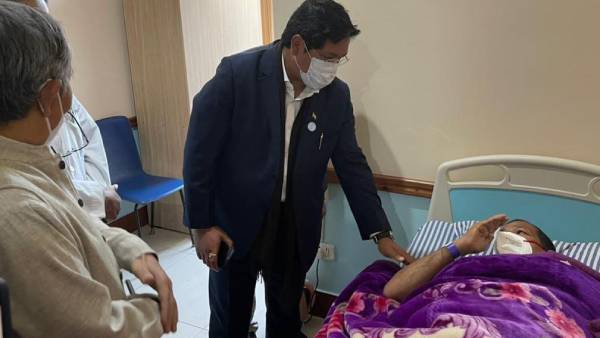 மணிப்பூர் சட்டசபை தேர்தலில் பகீர்- வேட்பாளரின் தந்தை மீது துப்பாக்கிச் சூடு- பாஜக மீது புகார் 