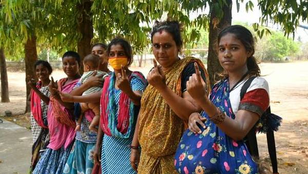 முதல் முறையாக வாக்களிக்கும் 4 மலைகிராம மக்கள்! ஓட்டு போடுவதை திருவிழா போல் கொண்டாடும் பழங்குடியினர்!