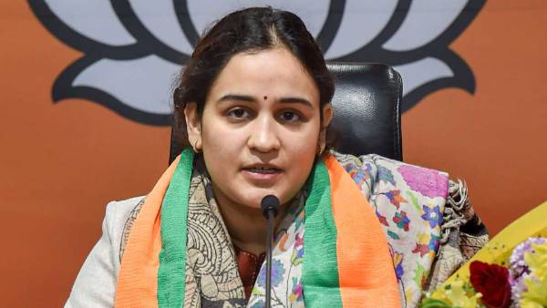 பாஜகவில் சேர்ந்த முலாயம் சிங் மருமகள் அபர்ணா யாதவுக்கு நோ சீட்.. வேட்பாளர் பட்டியலில் ருசிகரம் 