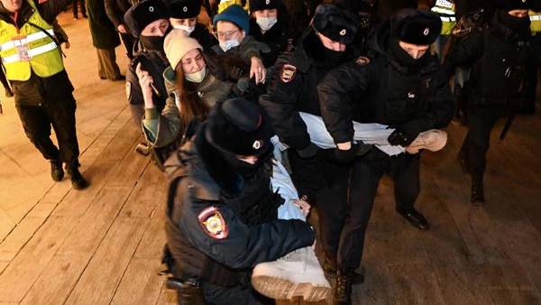 போரை நிறுத்துங்க.. ரஷ்யாவில் தன்னெழுச்சியாக வெடித்த மக்கள் போராட்டம்.. பலர் கைது