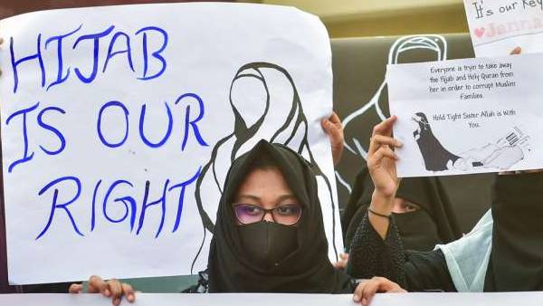 கல்லூரிகளில் ஹிஜாப் அணிய தடை.. கர்நாடக ஹைகோர்ட்டில் இன்று விசாரணை