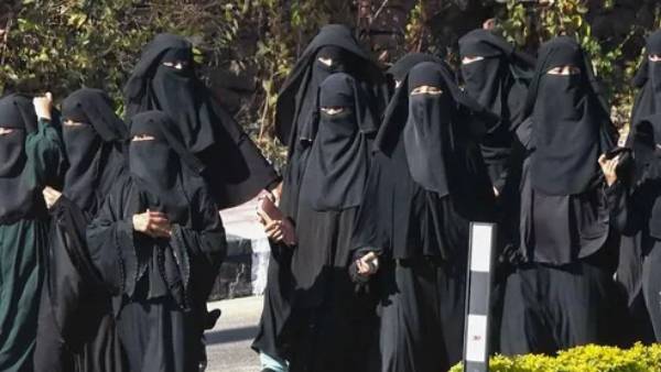  பள்ளியில் ஹிஜாப் அணிய அனுமதி இல்லை: கர்நாடக ஹைகோர்ட் தீர்ப்புக்கு எதிராக உச்சநீதிமன்றத்தில் அப்பீல்?