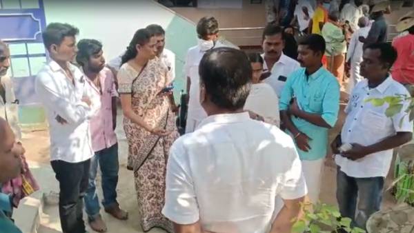 சுயேச்சைக்கு ஓட்டு கேட்ட திமுகவினர்.. டென்ஷனான காங்கிரஸ் எம்பி ஜோதிமணி.. தேர்தல் அதிகாரியிடம் புகார்