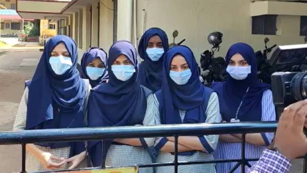  முஸ்லீம் மாணவிகள் ஹிஜாப் அணிவதற்கு கல்லூரி போட்ட தடை.. கர்நாடக உயர்நீதிமன்றத்தில் வழக்கு