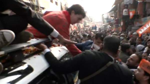 காங். பேரணியில் யோகிக்கு ஆதரவாக கோஷமிட்ட பாஜகவினர்! சிரித்துக்கொண்ட பிரியங்கா காந்தி செய்த 'சம்பவம்'