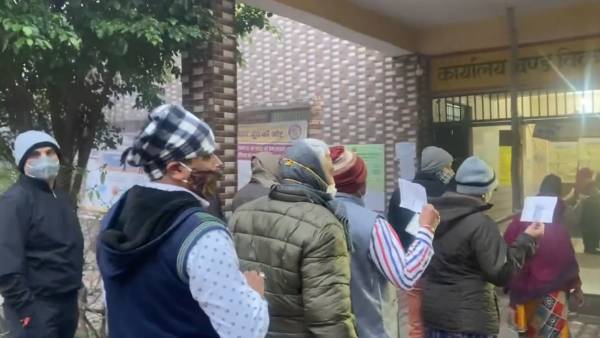 கடும் குளிர், நீண்ட வரிசை.. - எதையும் பொருட்படுத்தாமல் உற்சாகமாக வாக்களிக்கும் உபி. மக்கள்! 