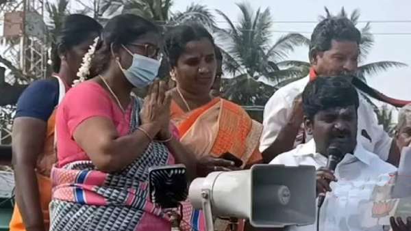 கையில் தாமரை துண்டு பிரசுரம்! டக்குனு பாஜகவிற்கு பிரச்சாரம் செய்த விஜயபாஸ்கர்! இதென்ன புது குழப்பம்? 