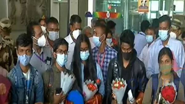 கட்டித்தழுவி.. கண்ணீர்விட்டு.. உக்ரைனில் இருந்து சென்னைக்கு திரும்பிய தமிழக மாணவர்கள்.. நெகிழ்ச்சி 