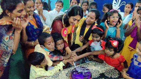 குழந்தைகளுக்காக சீரியல் நடிகை செய்த செயல்..இந்த மனது யாருக்கும் வராது..வாழ்த்தும் ரசிகர்கள் 