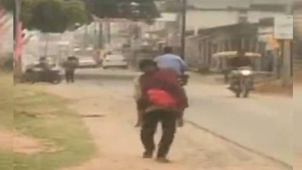 இன்னொரு பாடி வரட்டும்.. மருத்துவ ஊழியர்களின் அலட்சியம்.. 10 கிமீ மகளின் சடலத்தை சுமந்து சென்ற தந்தை 