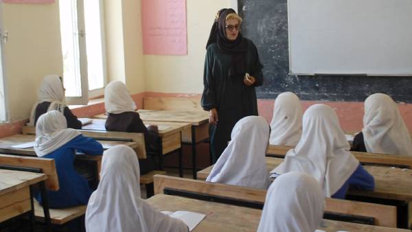 கிரீன் சிக்னல் தந்த தாலிபான்.. தகர்ந்தது தடை! ஆப்கனில் மேல்நிலை பள்ளிகளுக்கு மாணவிகள் படையெடுப்பு! 