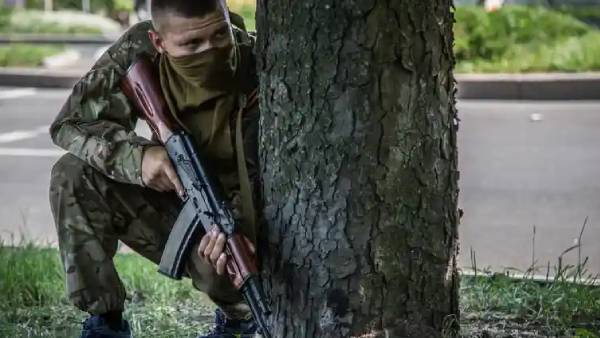 மக்களோடு மக்களாக ரஷ்ய வீரர்கள்... காடு, வீடு, என உலவி.. உக்ரைன் தலைநகரை கைப்பற்ற பிளான்! 