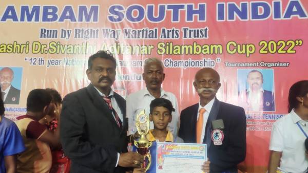 சாதிக்கும் சிறுவன்.. ஸ்கேட்டிங் செய்துகொண்டே சிலம்பம் சுற்றி சாதனை.. 11 வயதில் மீண்டும் சாம்பியன்..!