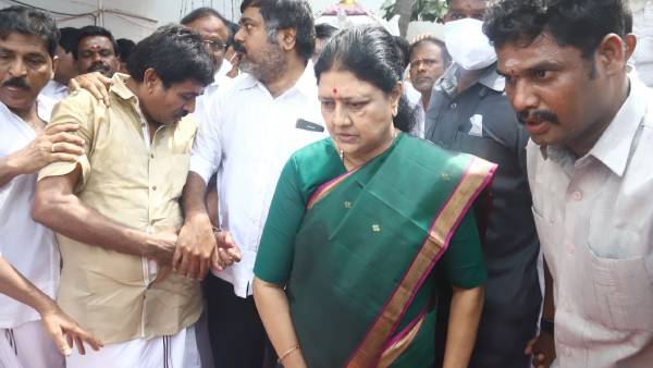 இரண்டாக உடையும் அதிமுக? 30 எம்எல்ஏக்களை தூக்க \