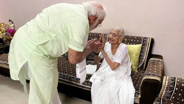 தாயை சந்தித்து காலில் விழுந்து ஆசி பெற்ற பிரதமர் மோடி.. ஒன்றாக அமர்ந்து சாப்பிட்டு பாச பிணைப்பு! 