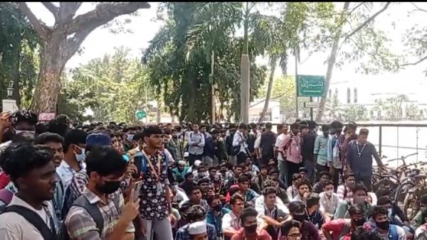 ஹிஜாப் தடை: தமிழ்நாட்டிலும் பரவியது போராட்டம்! புதுக் கல்லூரி மாணவர்கள், இஸ்லாமிய அமைப்புகள் தர்ணா! 