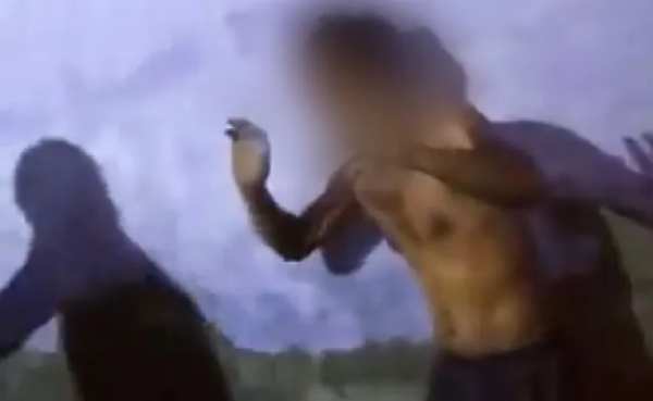 ஷாக் வீடியோ! மாடுகளை ஏற்றி சென்றதாக உபி-இல் இஸ்லாமிய இளைஞர் மீது பெல்டால் கொடூர தாக்குதல் 