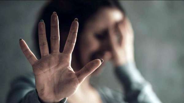 யார் கூட செல்பி.. மனைவி கழுத்தில் கத்தியால் குத்திய போதை கணவர்...மயங்கி விழுந்த மகள் 