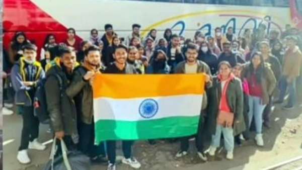 பாரத் மாதா கீ ஜே முழக்கத்துடன்.. இந்திய மூவர்ண கொடி ஏந்தி.. உக்ரைனிலிருந்து தப்பும் பாக். மாணவர்கள்