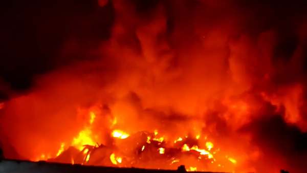 கொல்கத்தாவில் கிடங்கில் தீ.. இரவு முழுக்க பற்றி எரிந்த நெருப்பு.. 15 மணிநேரத்துக்கு பின் அணைப்பு 