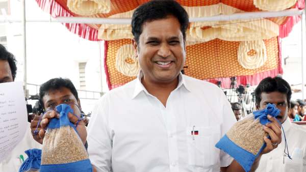 சட்டசபைக்கு நீல நிற துணிப்பையில் \