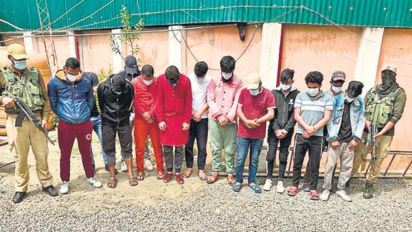 மசூதிக்குள் பிரிவினை கோஷம்? 13 பேர் தேசத்துரோக வழக்கில் கைது! ஜம்மு காஷ்மீரில் போலீசார் நடவடிக்கை