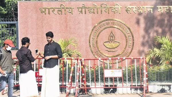 சென்னை ஐஐடியில் கொரோனா பாதிப்பு 55 ஆக உயர்வு - தினசரி உயரும் கொரோனாவால் மாணவர்களிடையே அச்சம் 