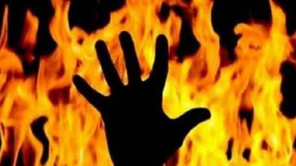 உபியில் பயங்கரம்! வீட்டை காலி செய்ய மறுத்த தாயை தீ வைத்து எரித்த மகன் 