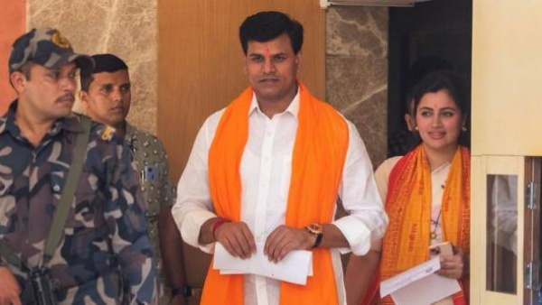 முதல்வர் உத்தவ் தாக்கரே வீட்டு முன் அனுமன் சாலிசா பாட முயன்ற எம்பி நவ்நீத் ராணா கைது! 