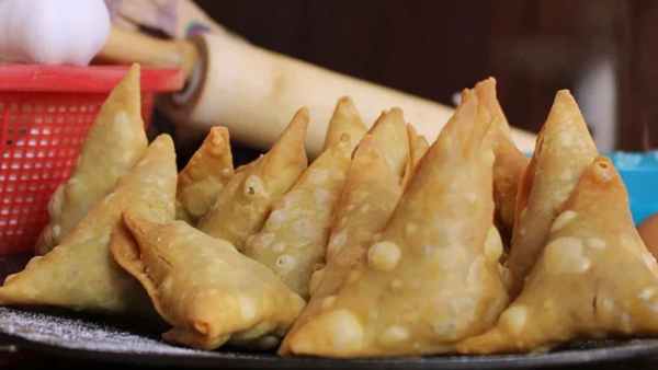 Tradisi 30 tahun.. Samosa dibuat di kamar mandi!  Shawarma Eli.. Terkejut pelanggan beku!  |  Pihak berwenang di Arab Saudi menutup sebuah restoran yang telah membuat samosa di toilet selama lebih dari 30 tahun