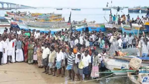 12 மீனவர்கள் கைது - இலங்கை கடற்படையை கண்டித்து இன்று ராமேஸ்வரம் மீனவர்கள் வேலைநிறுத்தம் 