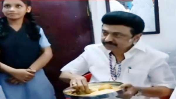 நரிக்குறவர் மாணவி வீட்டில்.. பாசி மணி அணிந்து கொண்டு டீ, இட்லி சாப்பிட்ட முதல்வர் ஸ்டாலின்