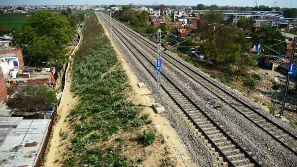Intelligence warns Pakistans ISI to blow up railway tracks in India Intelligence warns Pakistans ISI to blow up railway tracks in India