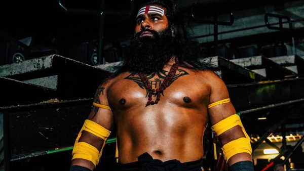  ஓங்கி அடிச்சா ஒன்றரை டன் வெயிட்டு!  வீர் மகான்  இந்த விஷயத்தில் ”வீக்”கா? மார்பில் கவனிச்சீங்களா? 