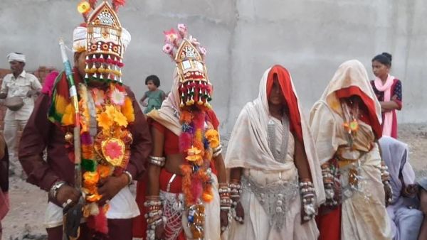 3 பெண்களுடன் 6 குழந்தைகள்