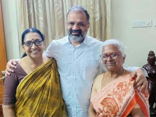Pearivalan meets DMK senior leader subbulakshmi jagadeesan Pearivalan meets DMK senior leader subbulakshmi jagadeesan
