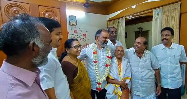 Pearivalan meets DMK senior leader subbulakshmi jagadeesan Pearivalan meets DMK senior leader subbulakshmi jagadeesan